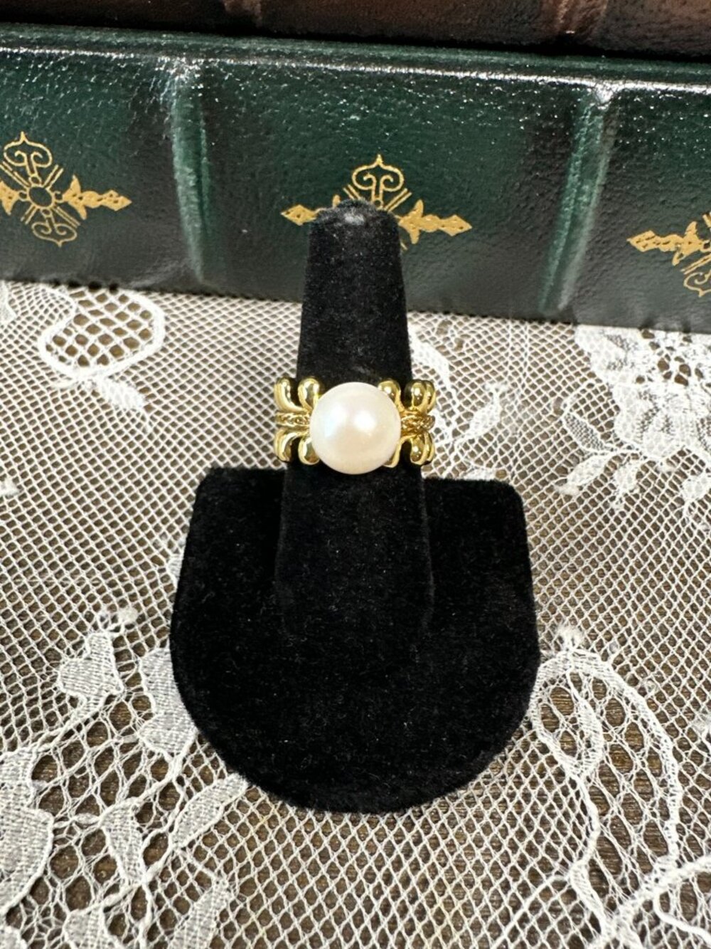 Ann Taylor Gold Tone Pearl Statement Ring Size 7 Ornate Cocktail Ring